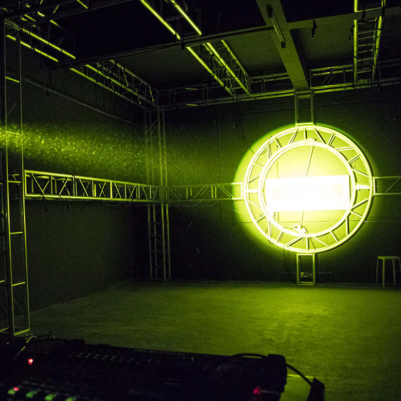 SHEHDS Flightcase with 230W Follow Spotlight Bar